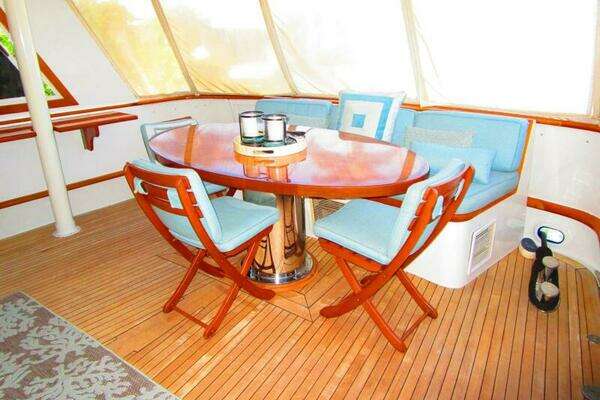 Burger Flush Deck with Flybridge Yacht For Sale