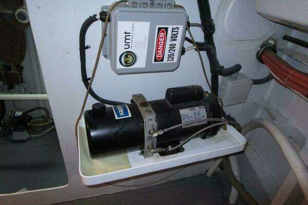 Burger Flush Deck with Flybridge Yacht For Sale