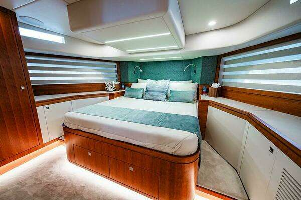 Johnson Skylounge Yacht For Sale