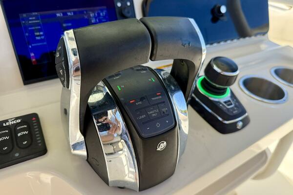 2018 Boston Whaler 330 Outrage - Hem/Electronics