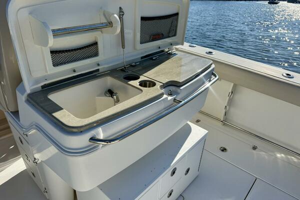 2018 Boston Whaler 330 Outrage 