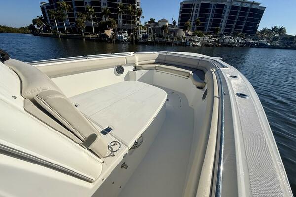 2018 Boston Whaler 330 Outrage - Foredeck