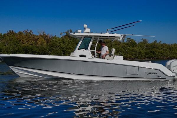 2018 Boston Whaler 330 Outrage - Profile 