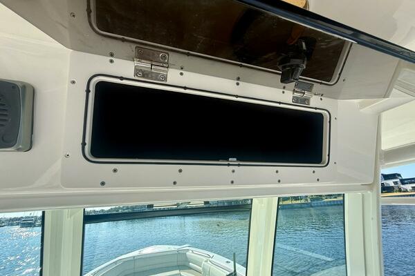 2018 Boston Whaler 330 Outrage - Hem/Electronics
