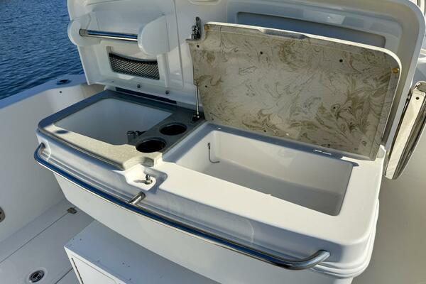 2018 Boston Whaler 330 Outrage 