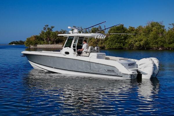 2018 Boston Whaler 330 Outrage - Profile 