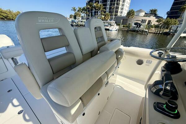 2018 Boston Whaler 330 Outrage - Helm