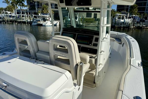 2018 Boston Whaler 330 Outrage - Helm Seating 