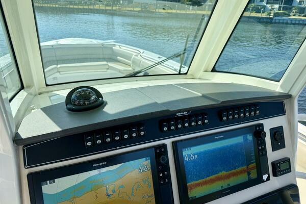 2018 Boston Whaler 330 Outrage - Hem/Electronics