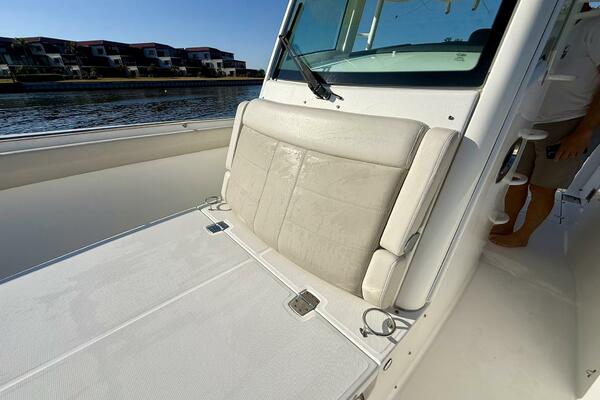 2018 Boston Whaler 330 Outrage - Foredeck Seating  