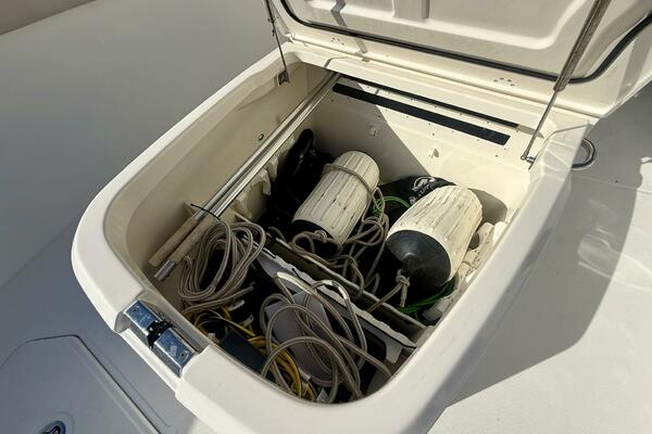 2018 Boston Whaler 330 Outrage - Storage 