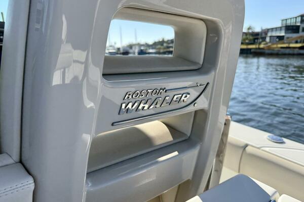 2018 Boston Whaler 330 Outrage 