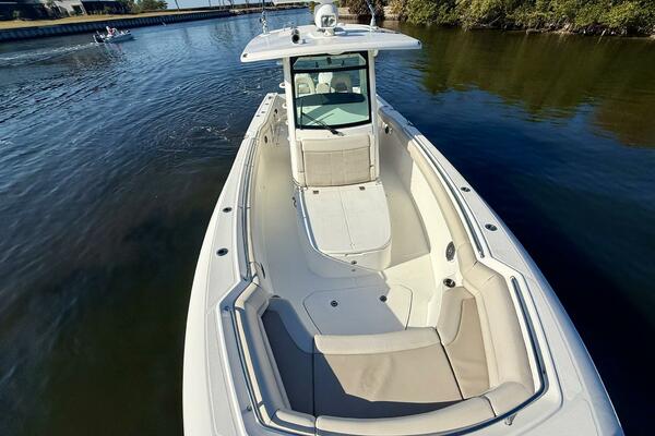 2018 Boston Whaler 330 Outrage - Bow