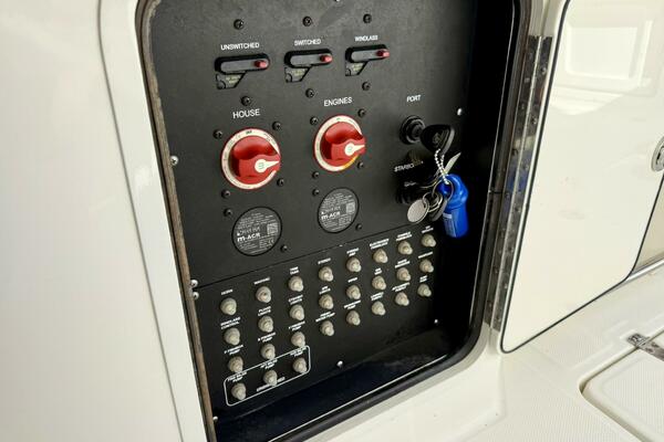 2018 Boston Whaler 330 Outrage - Hem/Electronics