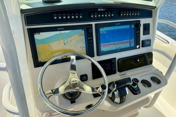  2018 Boston Whaler 330 Outrage - Helm