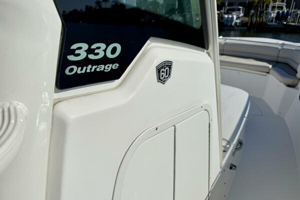 2018 Boston Whaler 330 Outrage - Companionway