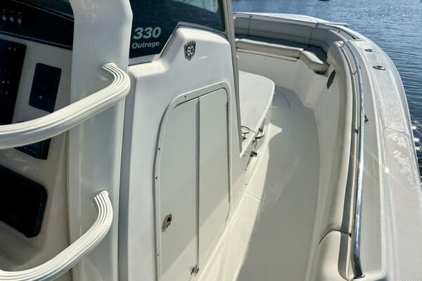 2018 Boston Whaler 330 Outrage - Companionway