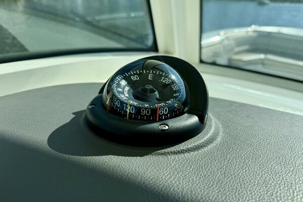 2018 Boston Whaler 330 Outrage - Hem/Electronics