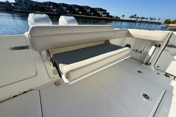 2018 Boston Whaler 330 Outrage - Stern