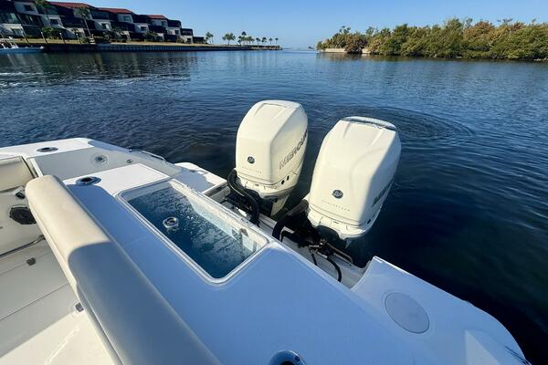 2018 Boston Whaler 330 Outrage - Outboard Engines