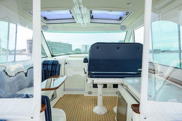 Hinckley 40X Renie Vie- Salon/Helm