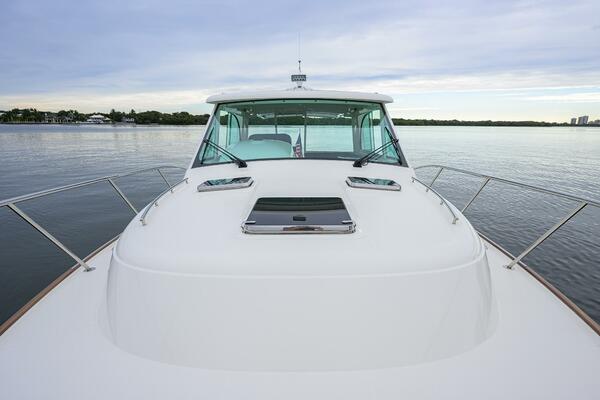 Hinckley 40X Renie Vie- Bow