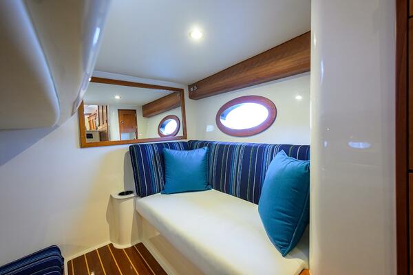 Hinckley 40X Renie Vie- Loveseat