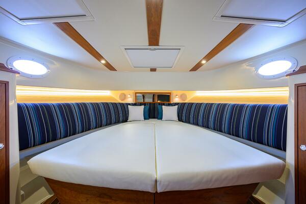 Hinckley 40X Renie Vie-Daybed Forward