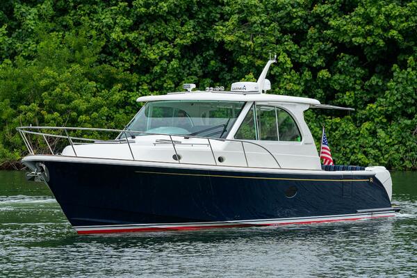 Hinckley 40X Renie Vie- Profile