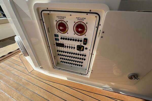 Pursuit SC 365i Sport Coupe Yacht For Sale