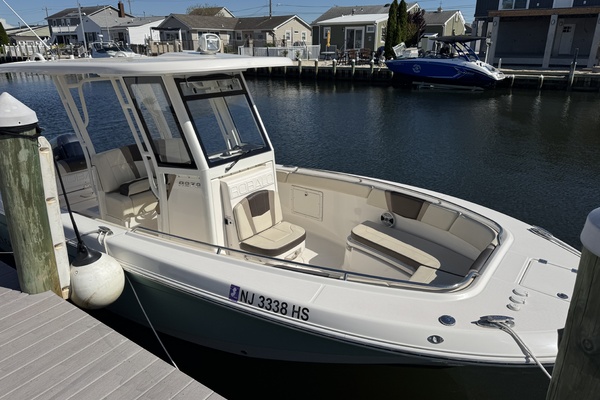 2020 Robalo R272 Center Console
