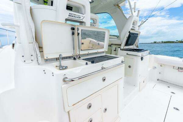 Boston Whaler 345 Conquest Yacht For Sale