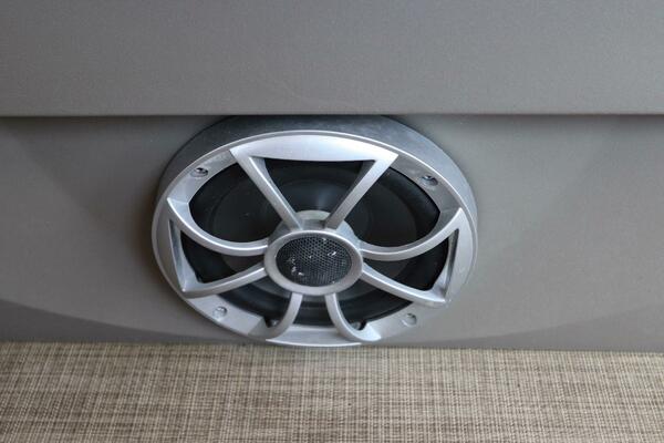 24ft Sun Tracker Yacht For Sale