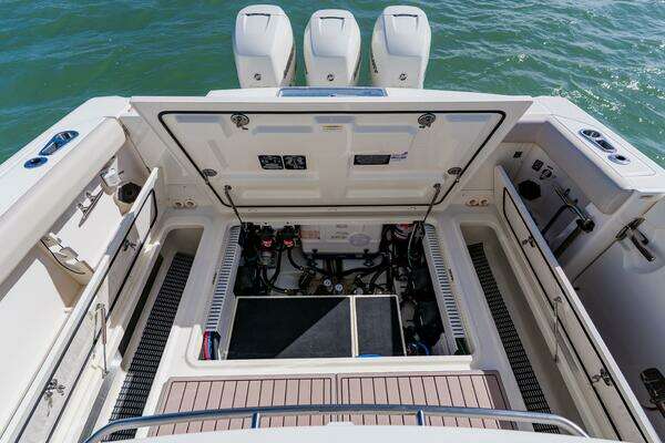 Boston Whaler 380 Outrage Yacht For Sale