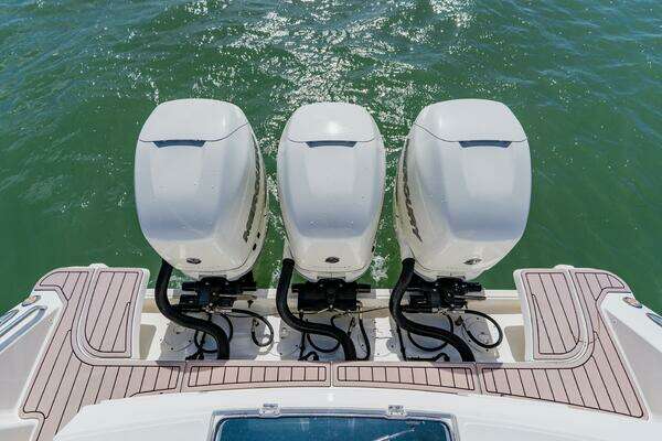Boston Whaler 380 Outrage Yacht For Sale