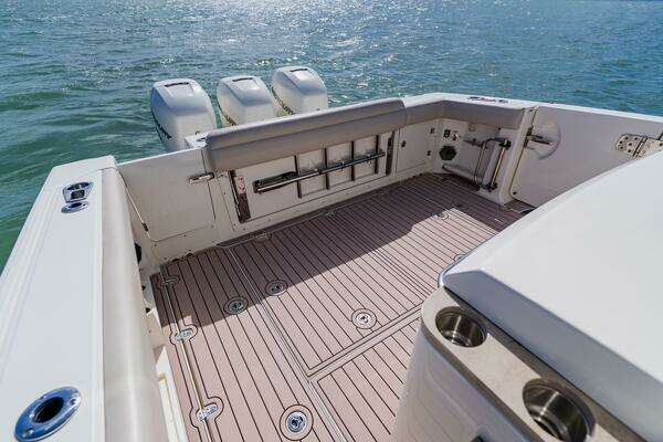 Boston Whaler 380 Outrage Yacht For Sale