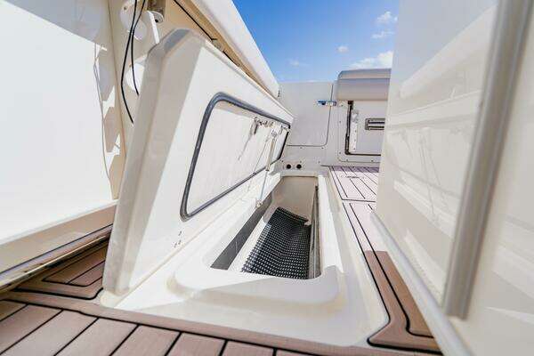 Boston Whaler 380 Outrage Yacht For Sale