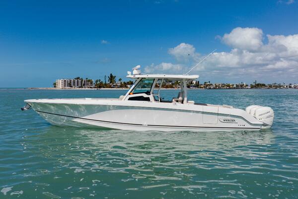 38FT (11.58M) BOSTON WHALER