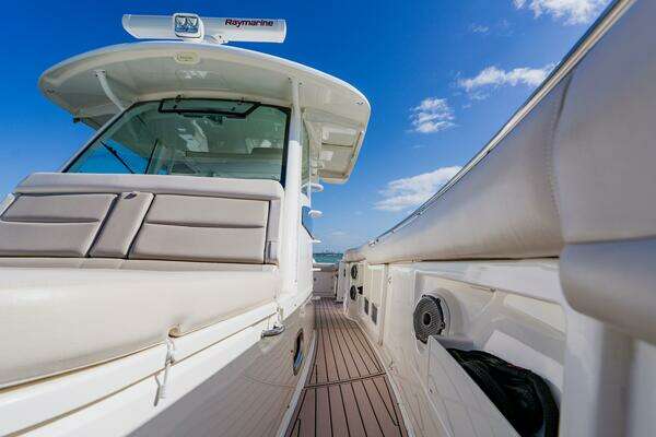 Boston Whaler 380 Outrage Yacht For Sale