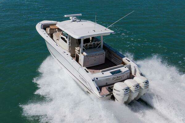 Boston Whaler 380 Outrage Yacht For Sale