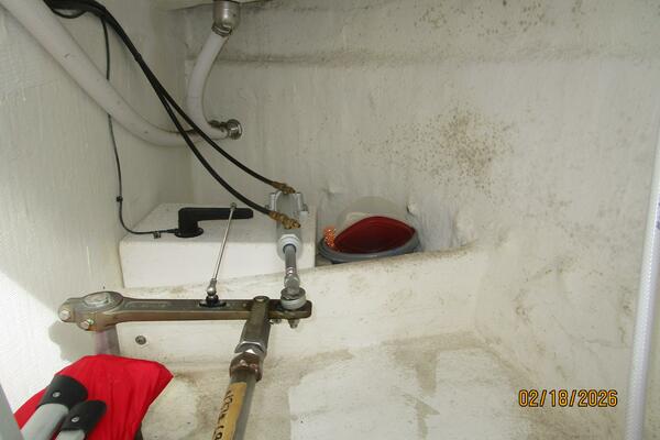 37' Great Harbour lazarette starboard