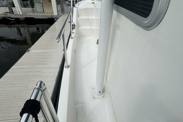 37' Great Harbour port side deck1
