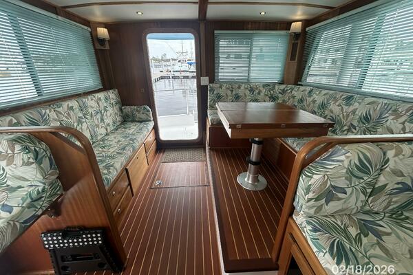37' Great Harbour salon aft