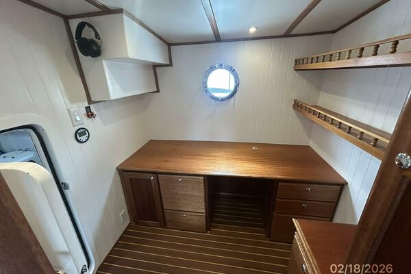 37' Great Harbour port guest-office