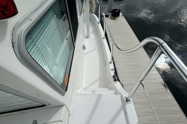 37' Great Harbour port side deck2
