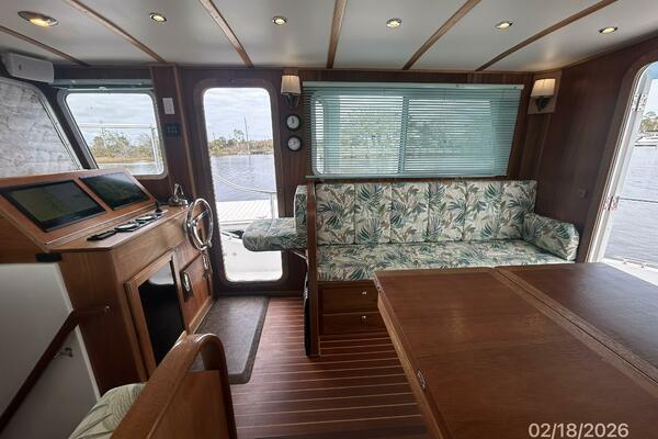 37' Great Harbour salon starboard