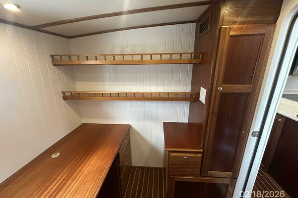 37' Great Harbour port guest-office forward