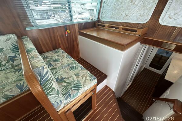 37' Great Harbour salon port forward