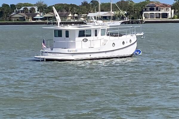 37' Great Harbour starboard aft profile