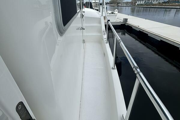 37' Great Harbour starboard side deck1